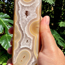 Load image into Gallery viewer, Beautiful natural agate tower with incredible banding